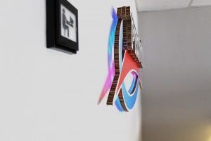 Corpóreo retroiluminado fabricado en cartón
