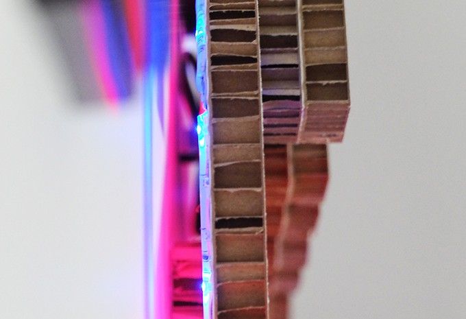 Corpóreo retroiluminado fabricado en cartón